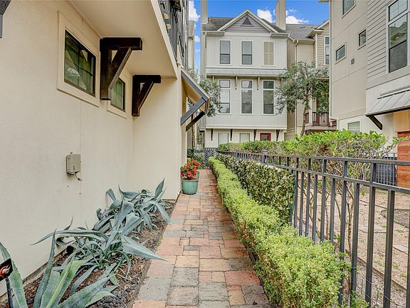 4th image of 3225 Maxroy St