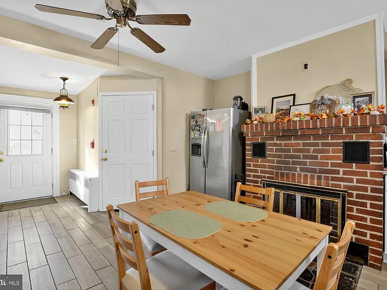 350 Green Ln #1R — Photo 5