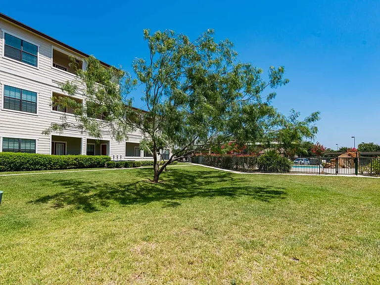 Plantation Apartments — Photo 40