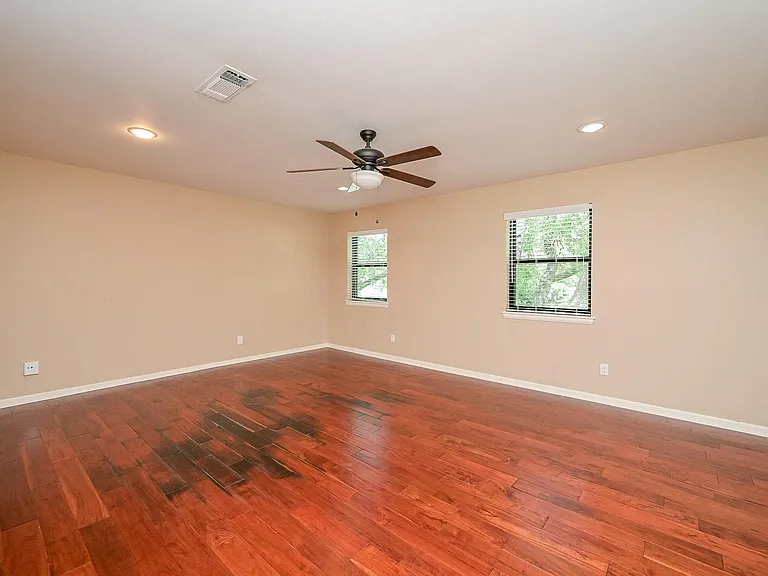573 N Post Oak Ln — Photo 23