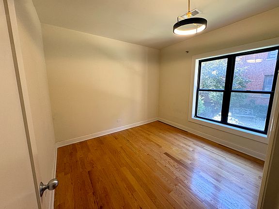 3rd image of 901 W Cornelia Ave APT 1