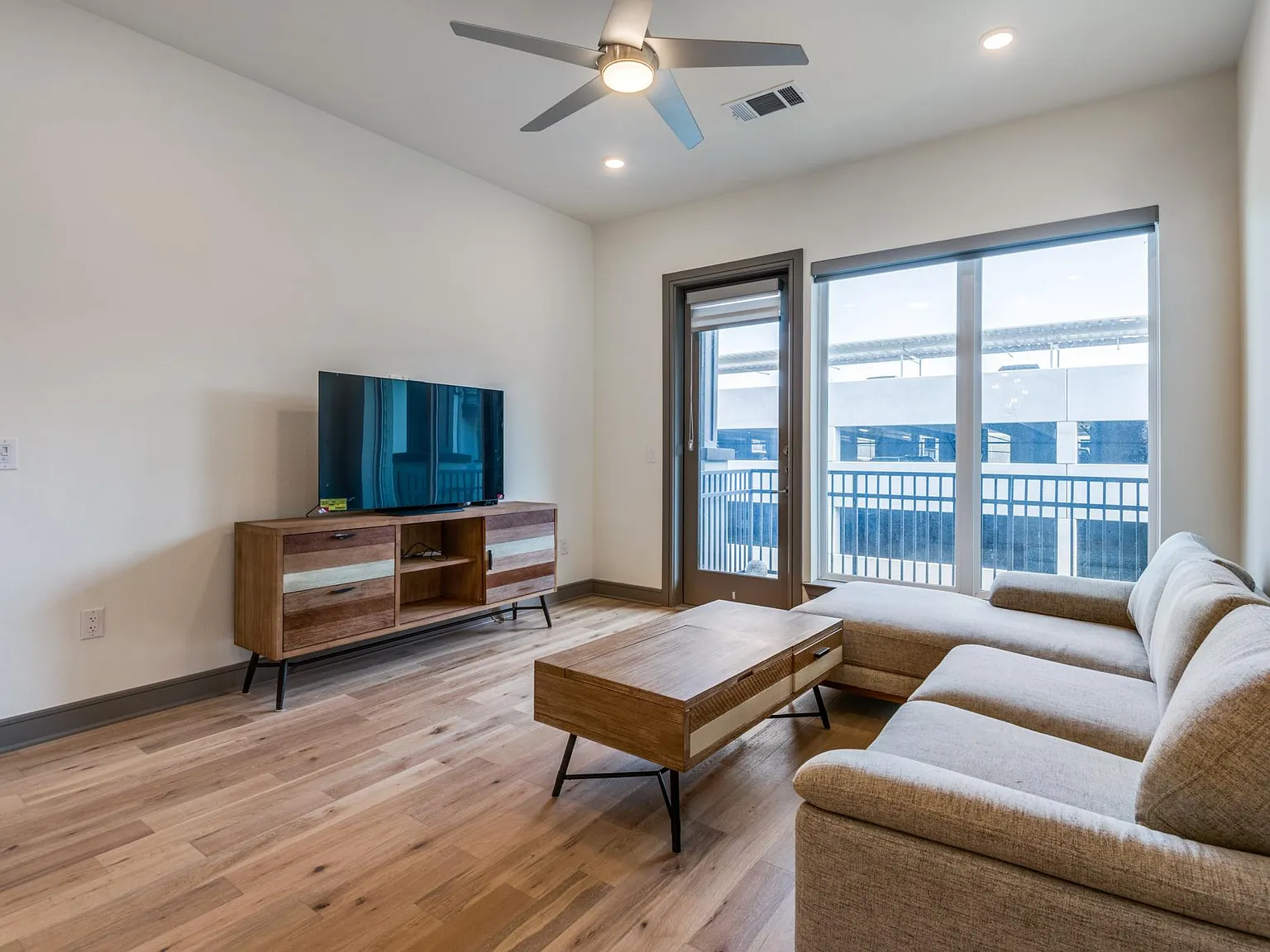 2 bed, 1250 sqft, $2,100 — Photo 2