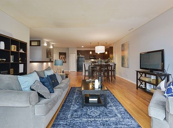 3rd image of 2520 S Oakley Ave Unit 303