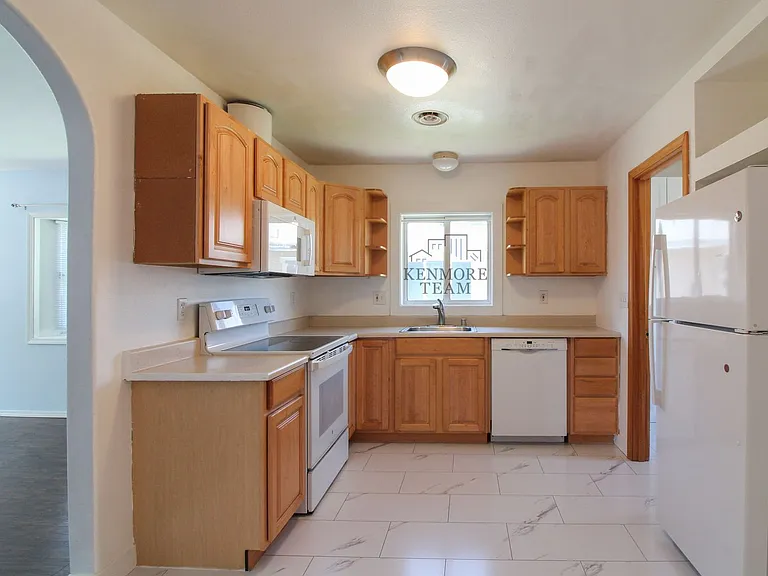 402 Abbot St — Photo 6