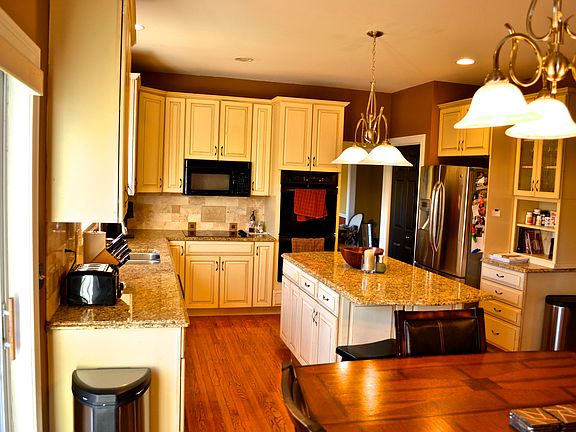 Kitchen and Breakfast Area