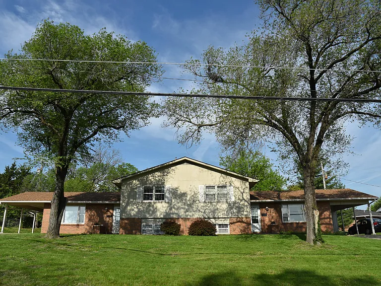 1409 Mills Dr — Photo 2