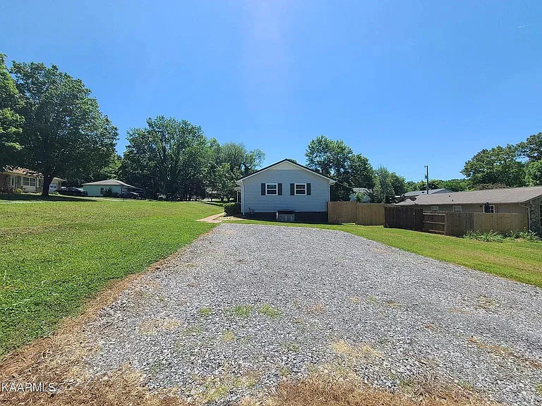 613 Haverford Ln — Photo 16