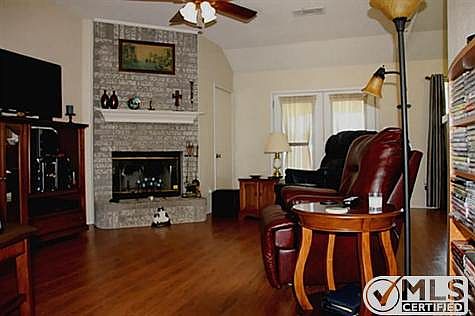3rd image of 817 Applewood Dr