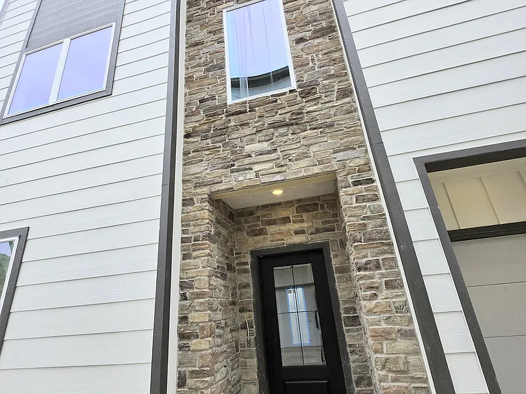 2706 Nagle St — Photo 3