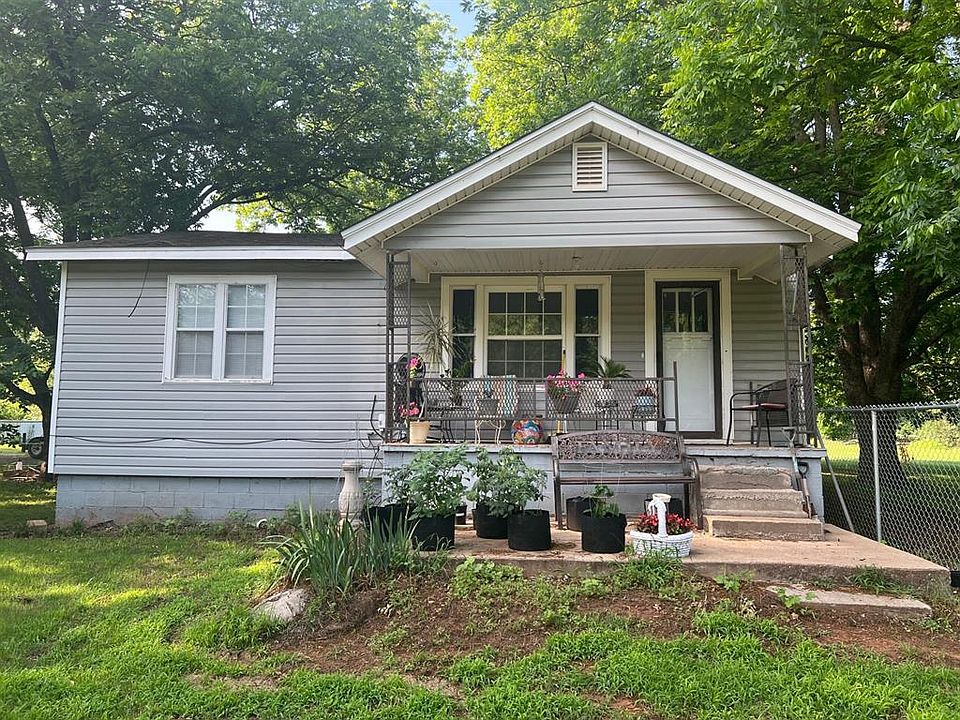1st image of 622 W 15th St