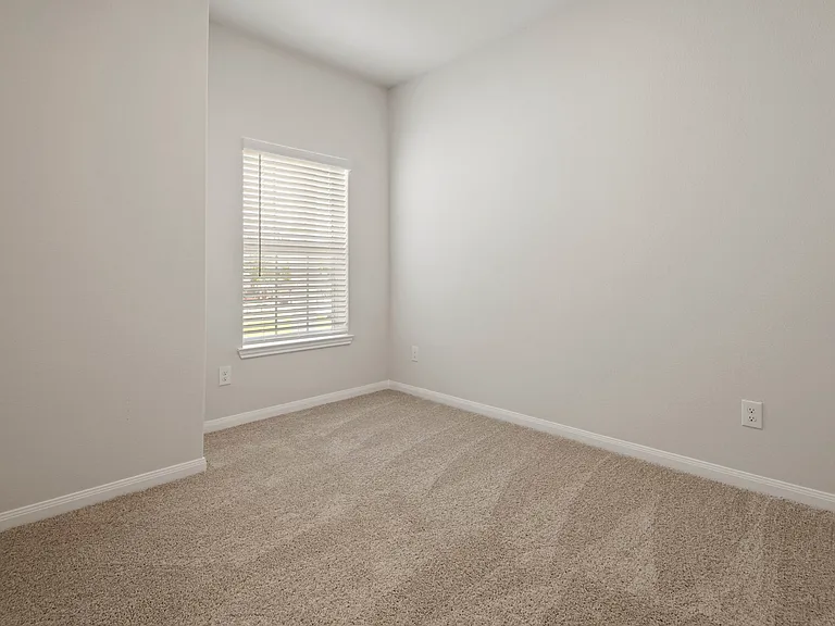 Secondary bedroom.