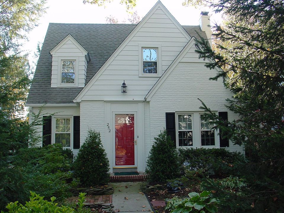 CreamPuff Cape Cod on Fully Landscaped Lot