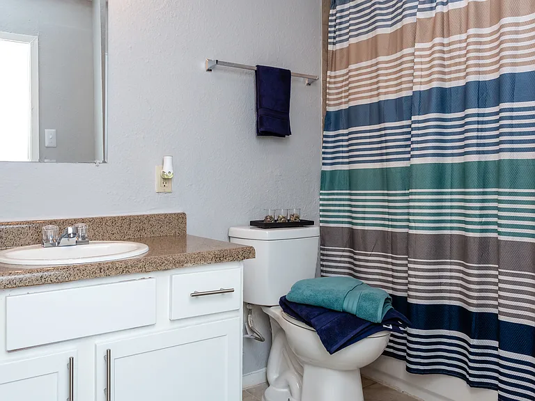 Las Lomas Apartments — Photo 12