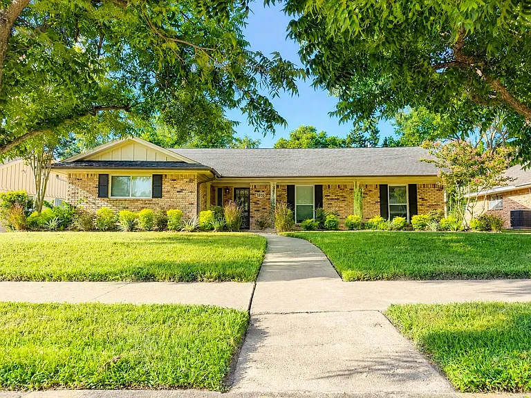 1810 Droxford Dr — Photo 1