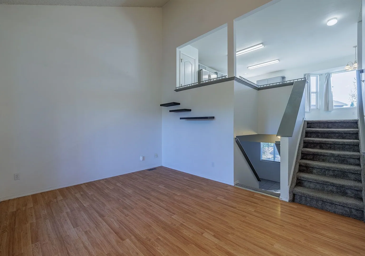 Lovely 4 bedroom home on large lot — Photo 4