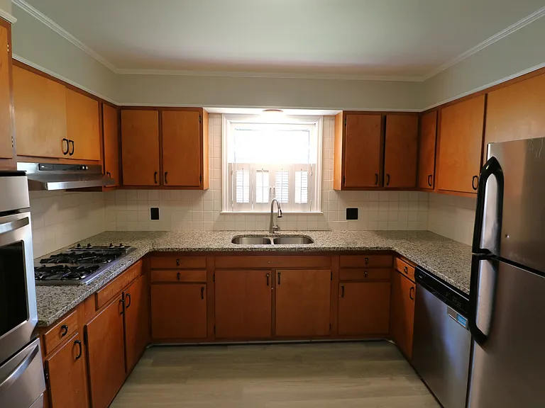 2316 Silas Creek Pkwy — Photo 6
