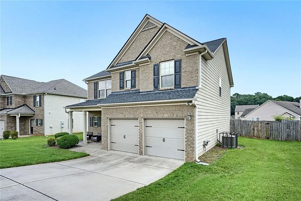 4 bed, 2.5 bath, 2176 sqft, $2,395 — Photo 3