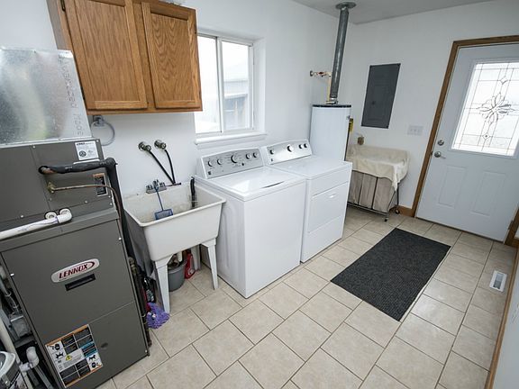 A spacious entry (7x14) welcomes you home with easy access to the utilities and main floor laundry room.