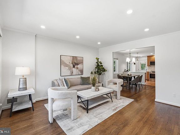 5th image of 19 E Myrtle St #A