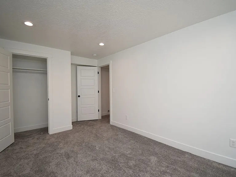 913 W Delorean Ln — Photo 20