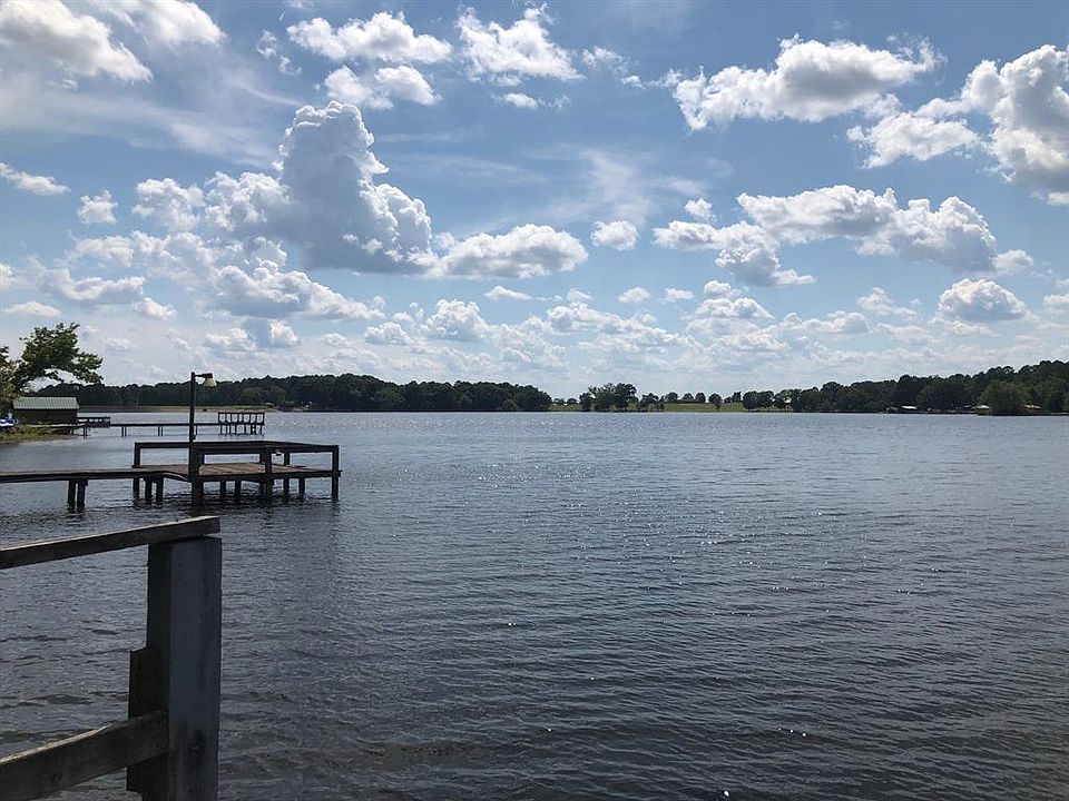 Beautiful and peaceful view of lake and pier.
