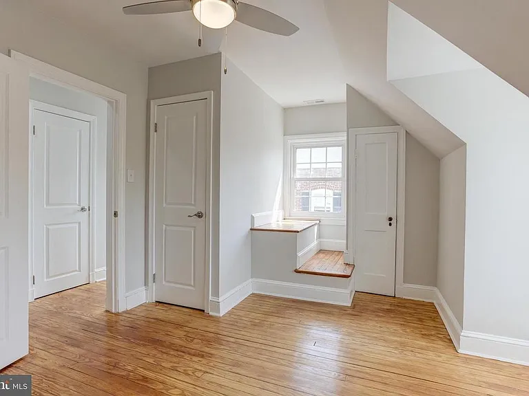 702 Kingston Rd — Photo 41