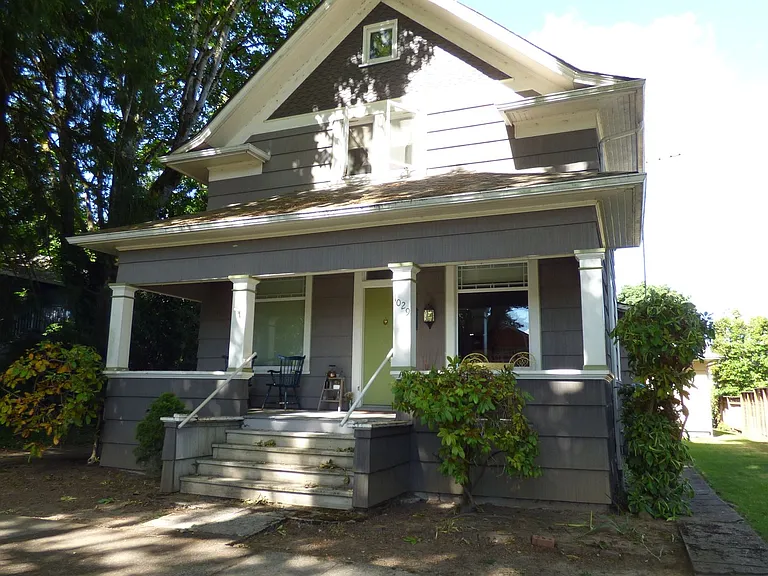 1029-1029 Saginaw St S — Photo 2