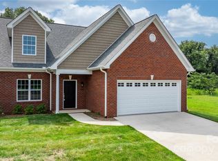 1988 Talbot Ln, Hickory, NC 28602