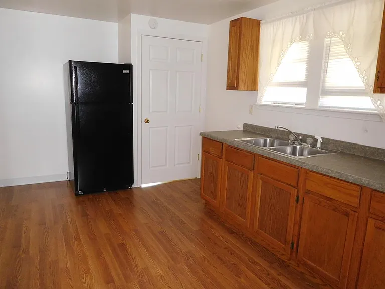 809 Pekin Ave — Photo 3