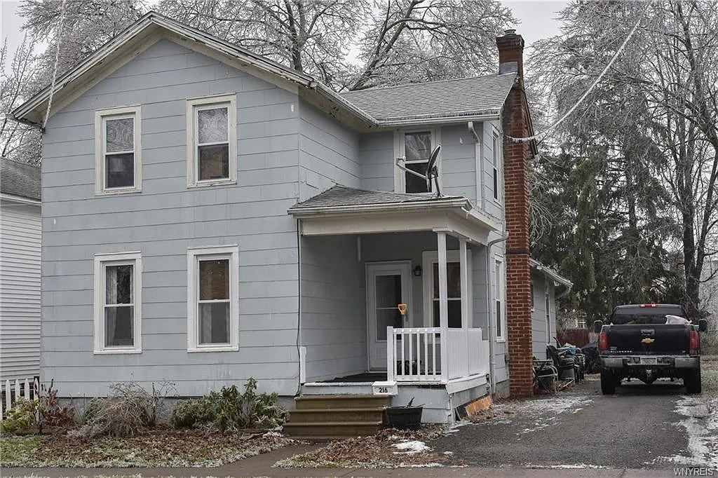 216 Saxton St photo 1
