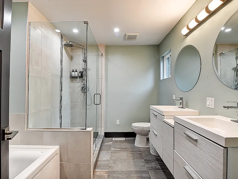 1120 E 35th St — Photo 32