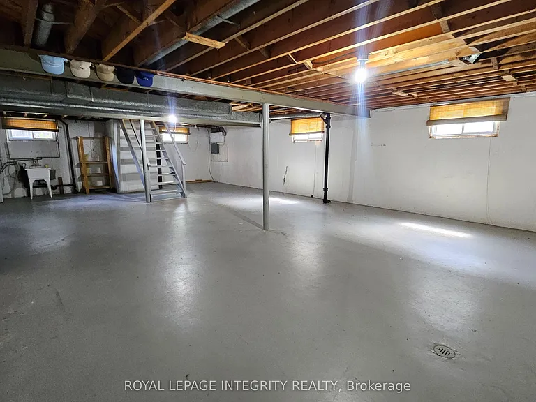 1764 Gage Cres — Photo 35