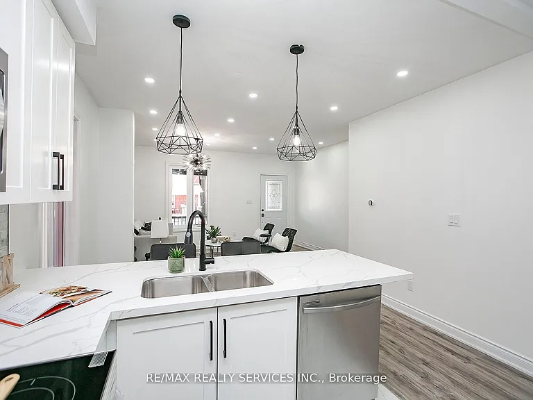 20 Somerset Ave E — Photo 12