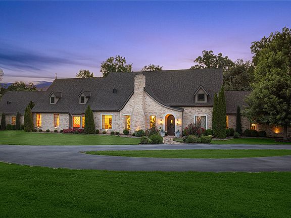 3rd image of 9515 Nomad Rd