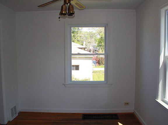 4th image of 14227 Mackinaw Ave