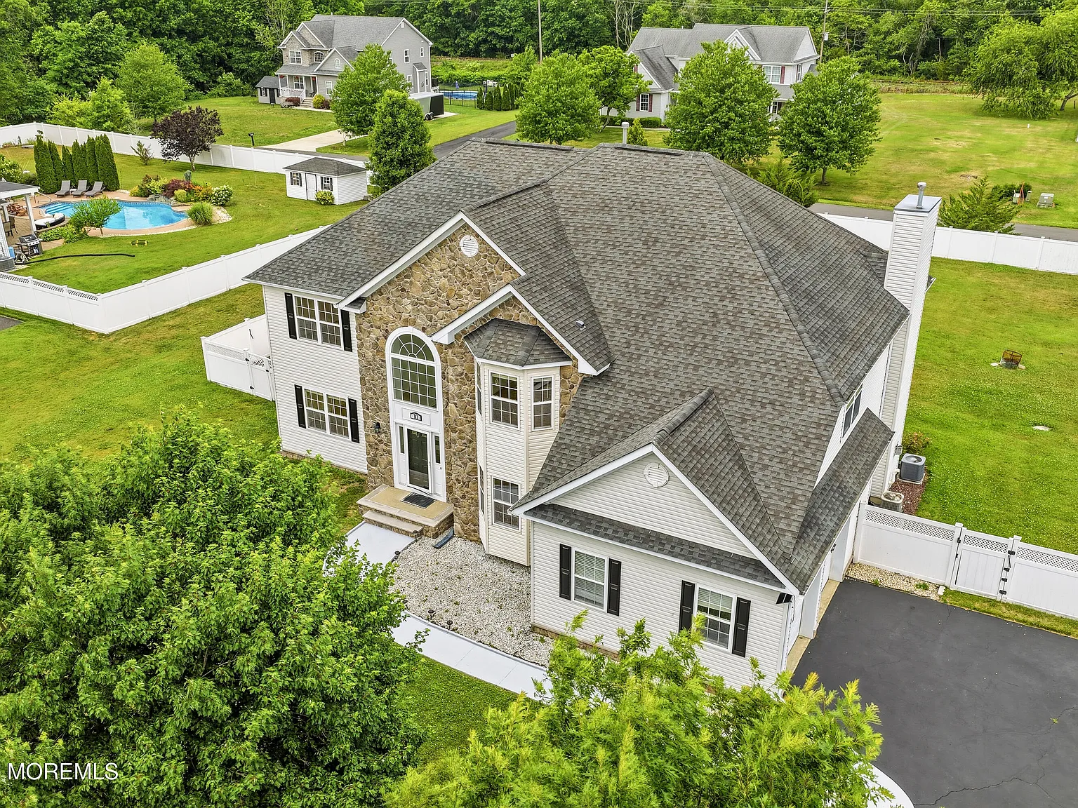 4 bed, 3.5 bath, 3327 sqft, $4,900 — Photo 3