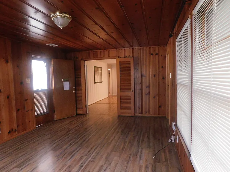 1007 Davis St N — Photo 18