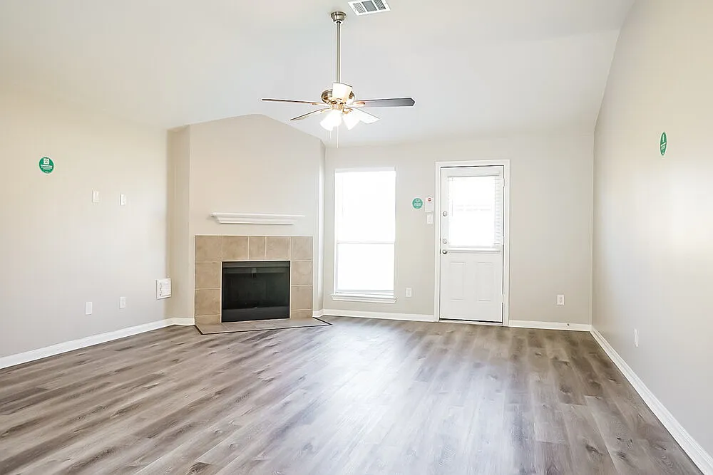 3 bed, 2.0 bath, 1634 sqft, $1,920 — Photo 3
