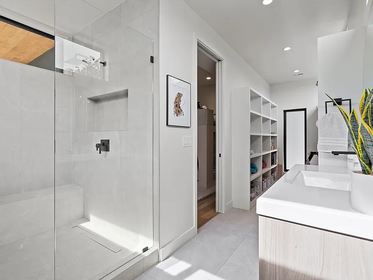 4540 Mercier St — Photo 17