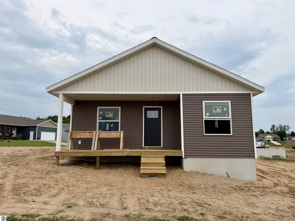 1228 Umber Dr, Traverse City, MI 49696