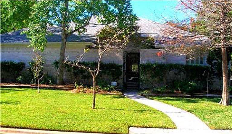 1st image of 2728 Camelot Dr