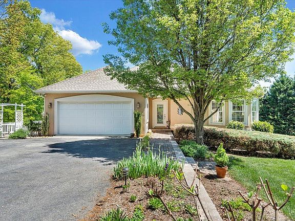 2nd image of 108 Park Shores Cir