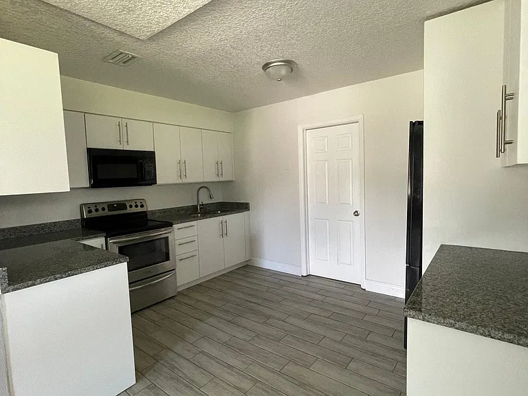 204 6th Jpv St — Photo 10