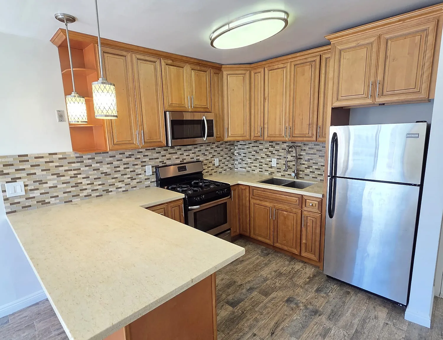 2518 W 5th st — Photo 2