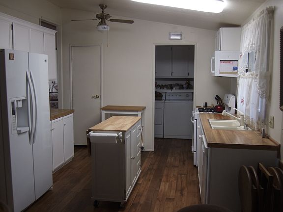 Kitchen with island         