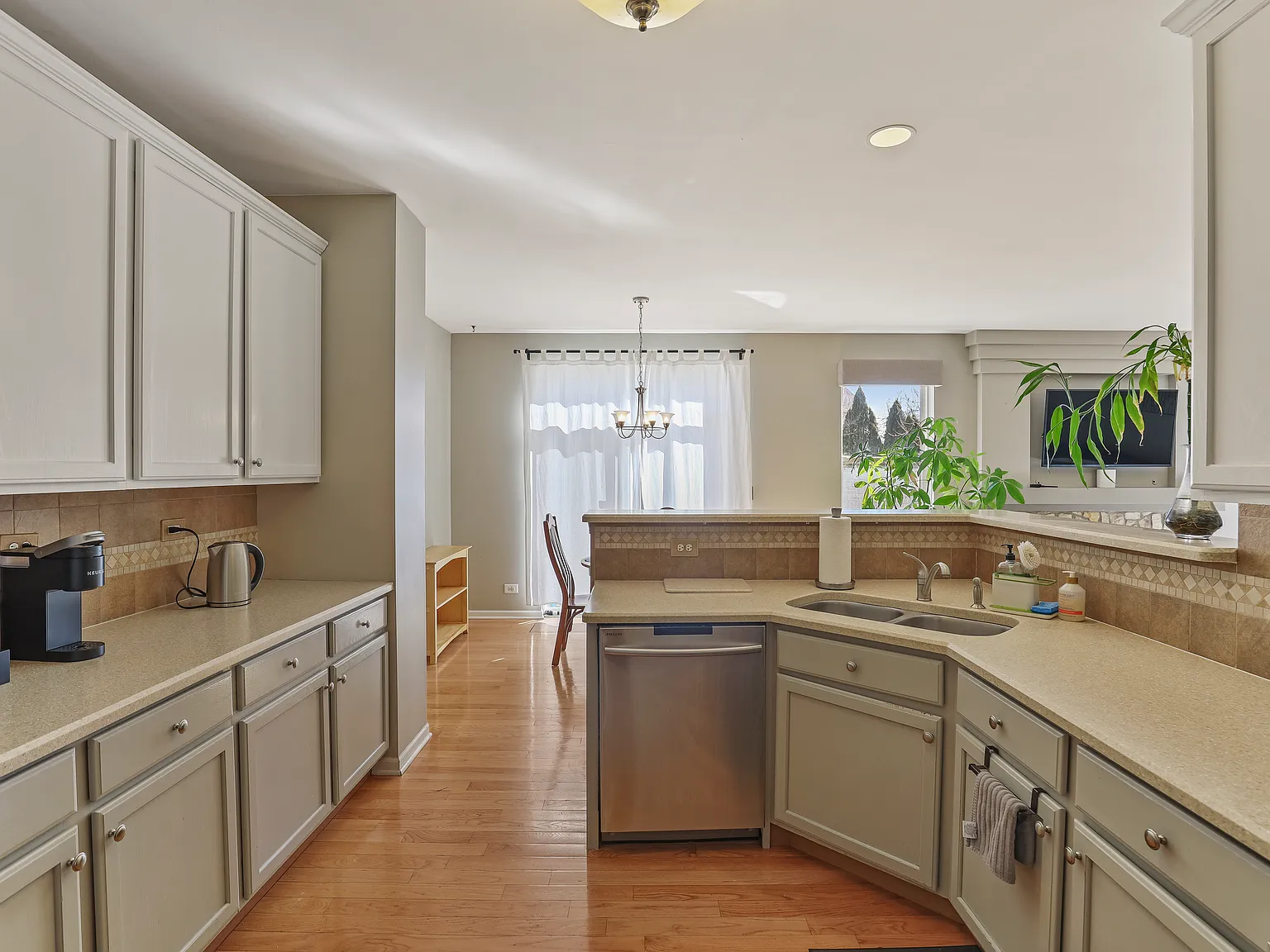 4 bed, 2301 sqft, $5,775 — Photo 3