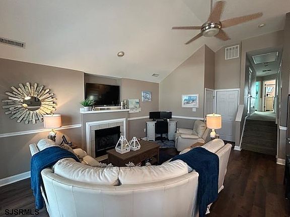 4th image of 1856 Asbury Ave #2