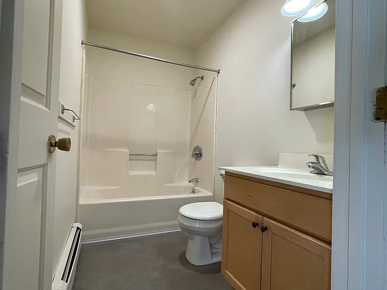 94 Lower Welden St #4 — Photo 11