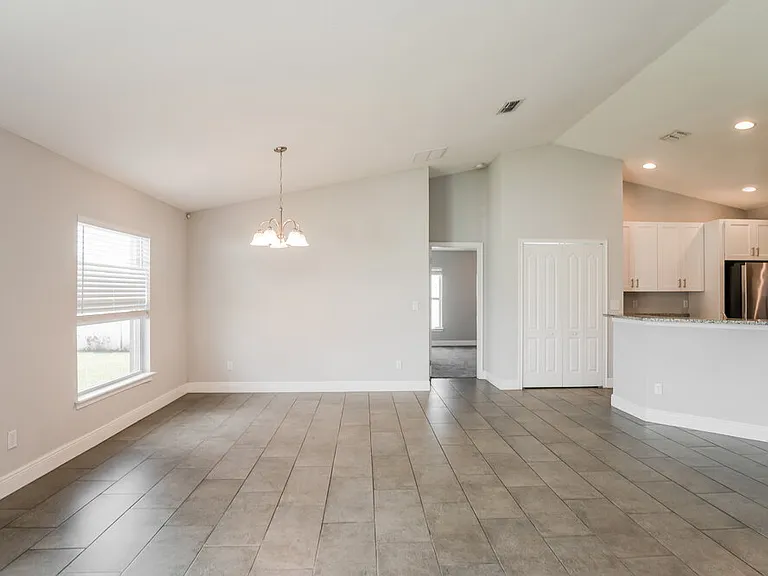 433 Bloomfield Dr — Photo 4