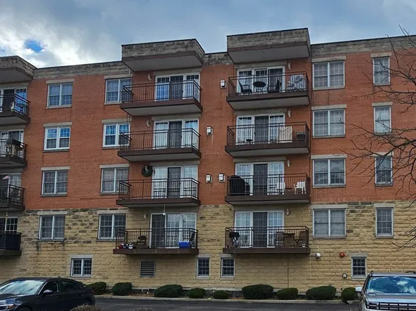 8733 Willow Blvd APT 4E, Willow Springs, IL 60480